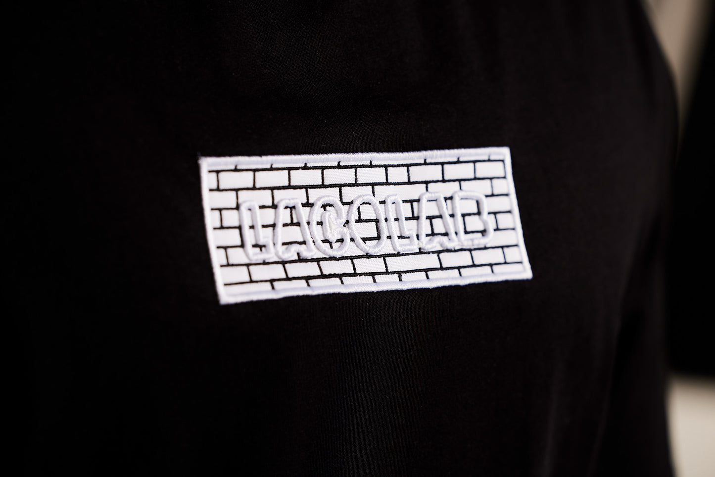 T-shirt streetwear brodé édition limitée - THE WALL / LACOLAB
