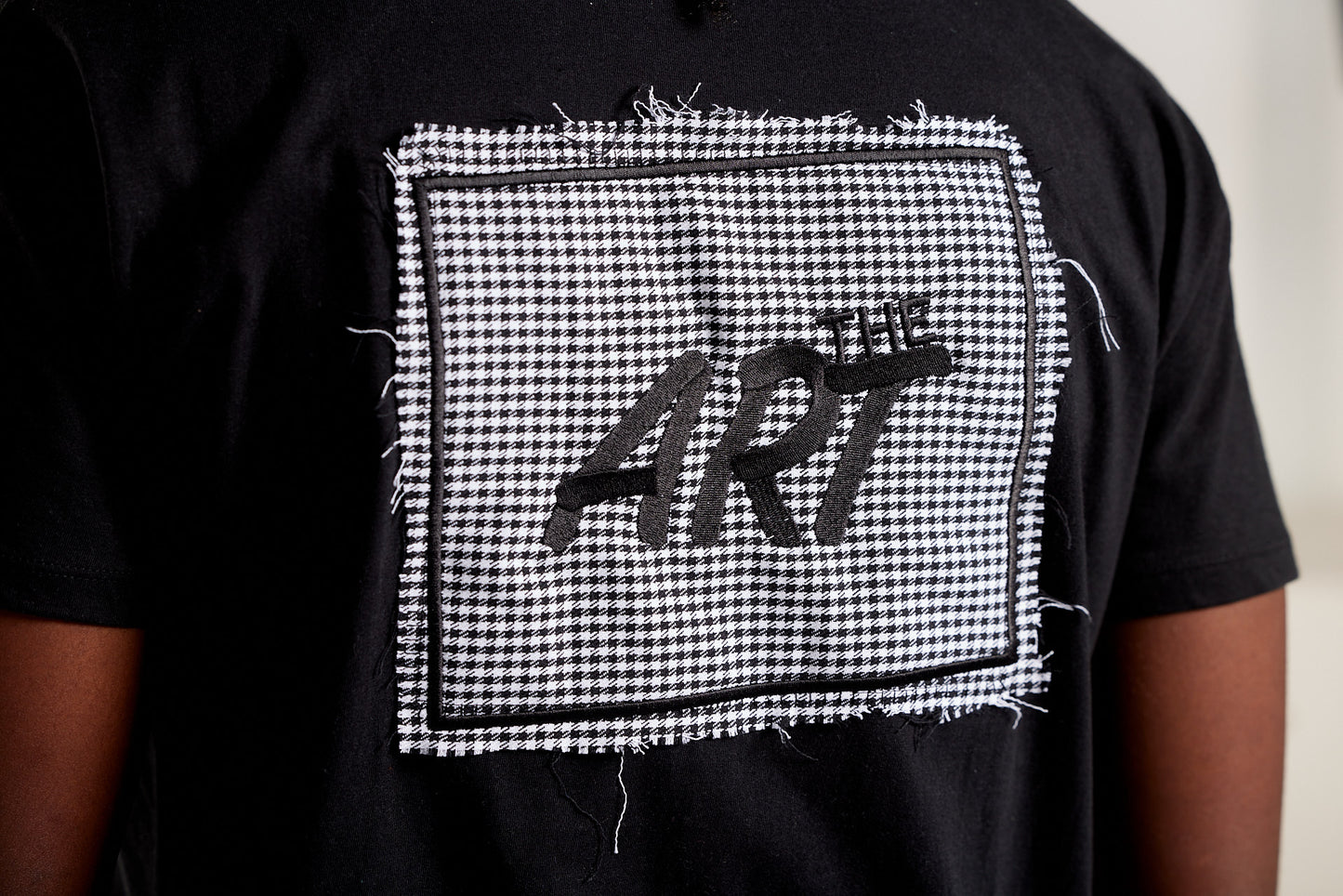 T-shirt streetwear brodé édition limitée - THE ART / LACOLAB